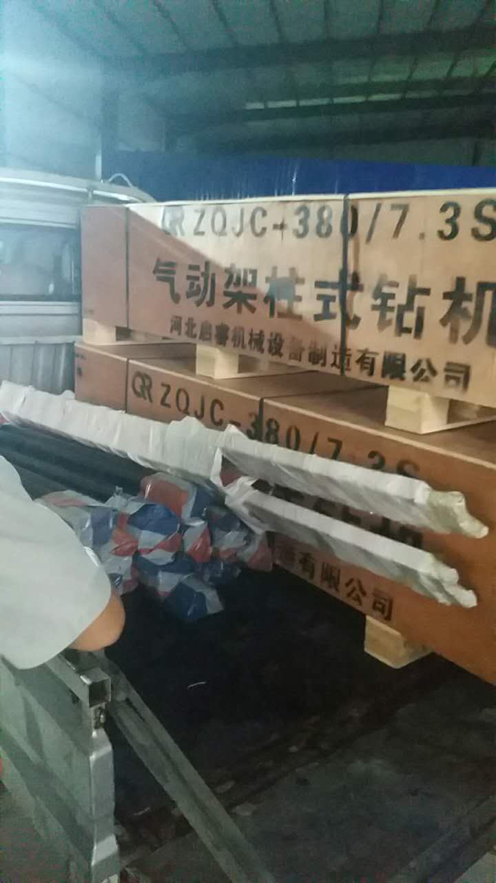 氣動探水鉆機經風冒雨，及時送往山西襄垣